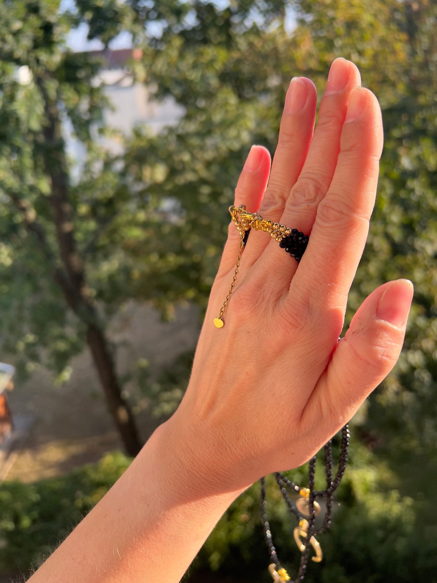 Statement Piece – Dreilagige Turmalin-Kette mit goldenen Symbol-Charms