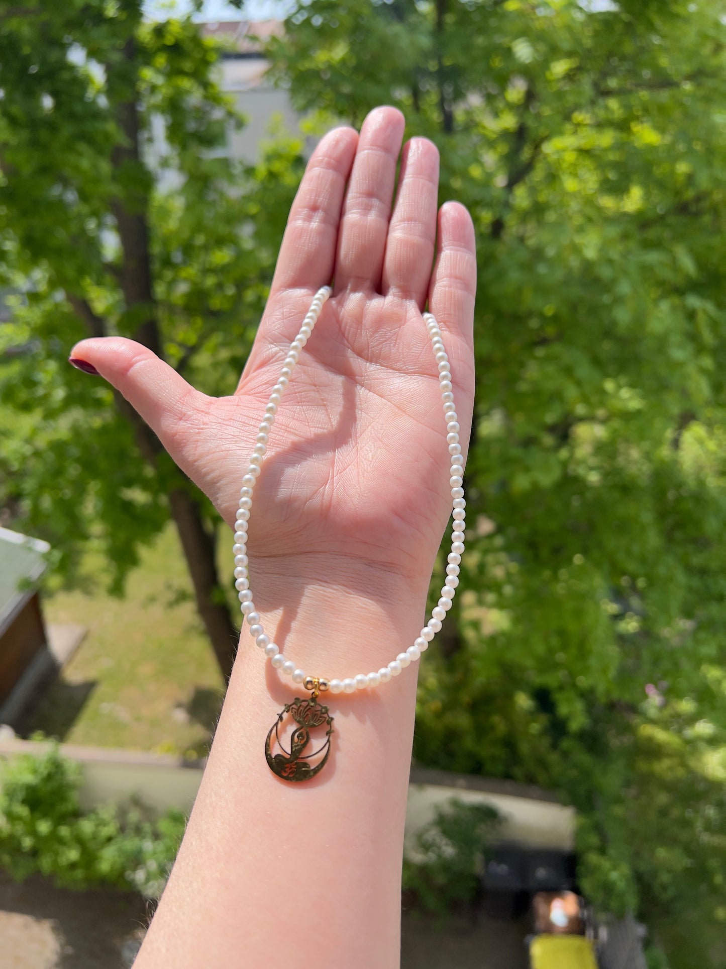 Choker-Kette mit Anezus-Perlen – synthetische Perlen | Edelstahl vergoldet | Yoga & Om Anhänger