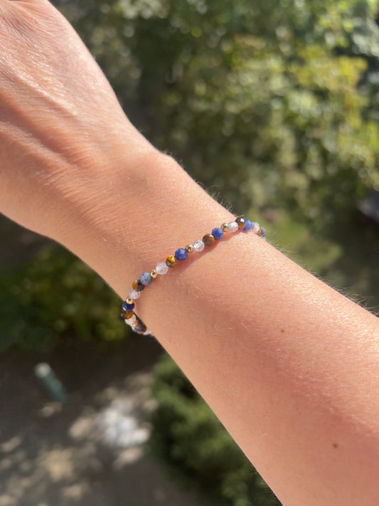 Armband Fokus & Klarheit | Sodalith · Tigerauge · Weißer Zirkonia · Edelstahl vergoldet
