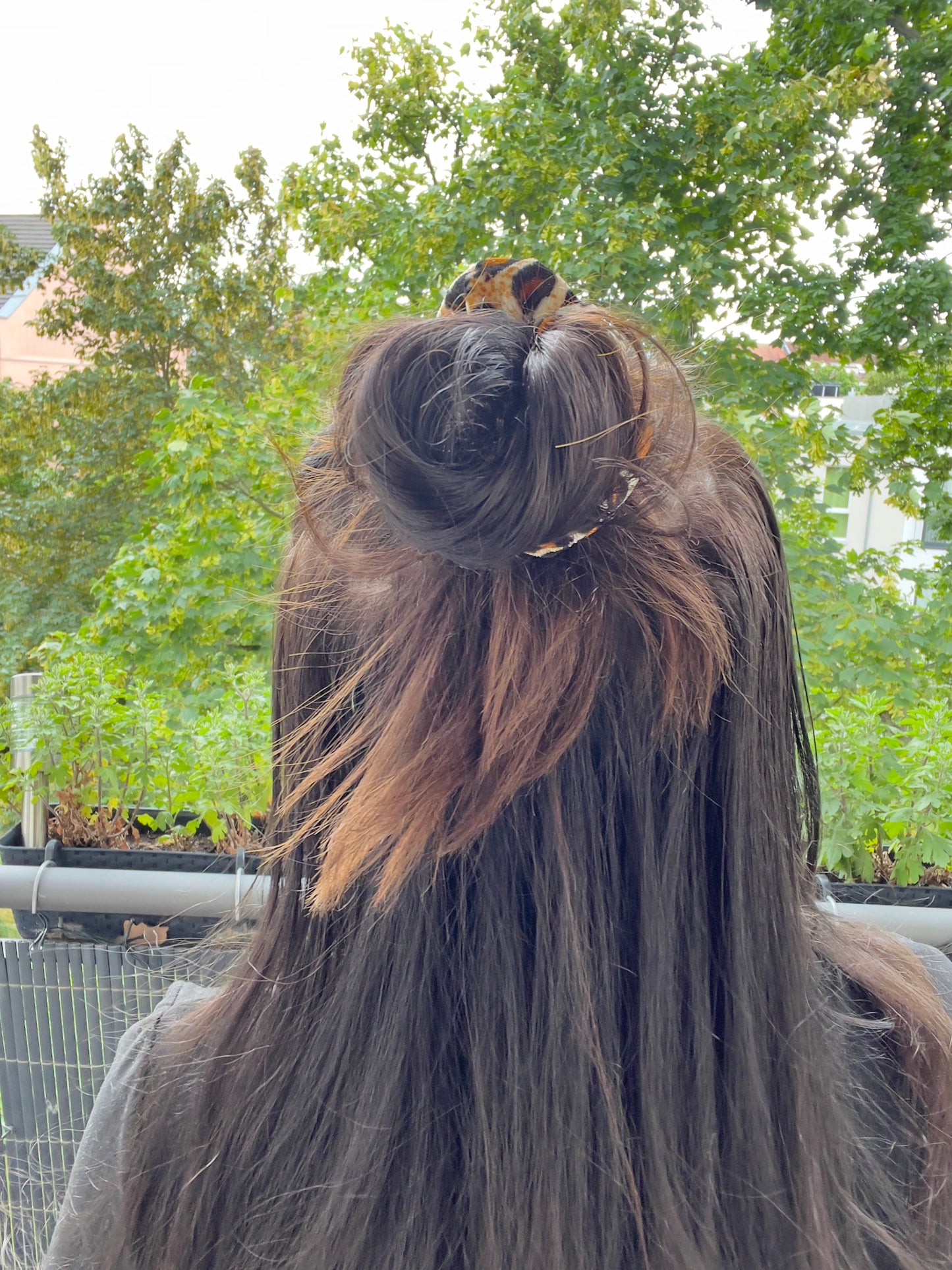 Leo Samt-Scrunchie – Weiches Haarband mit Leopardenmuster | Haaraccessoire für Zopf &amp; Dutt