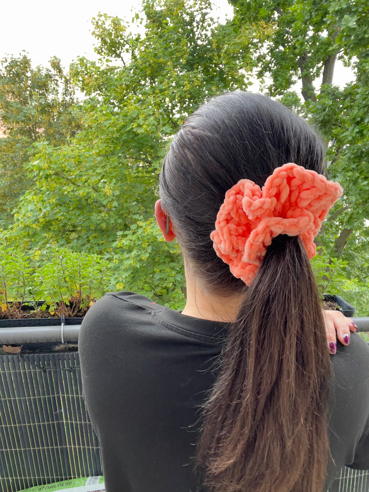 Handgehäkeltes Chenille-Scrunchie Peach – Flauschiges Haaraccessoire | Handmade by KATHARINA KLEE