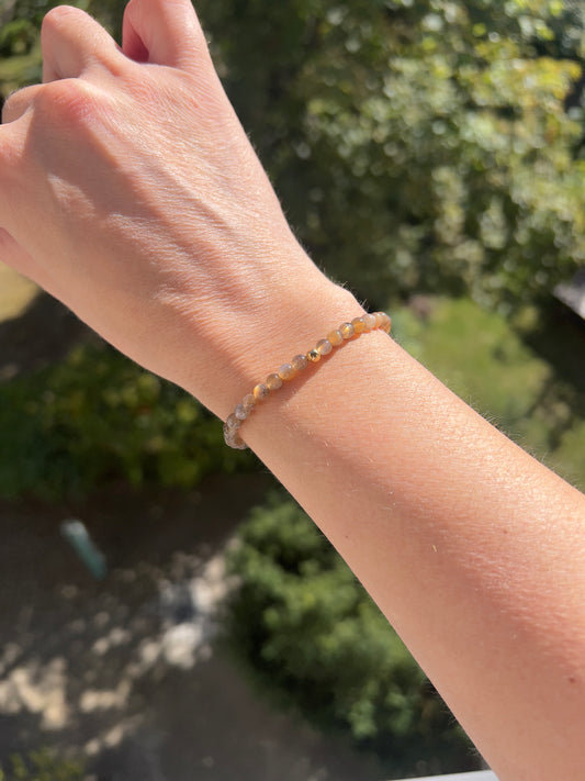🌑✨ Armband Schwarzer Mondstein AAA – 4 mm Perlen mit vergoldeter Edelstahlperle