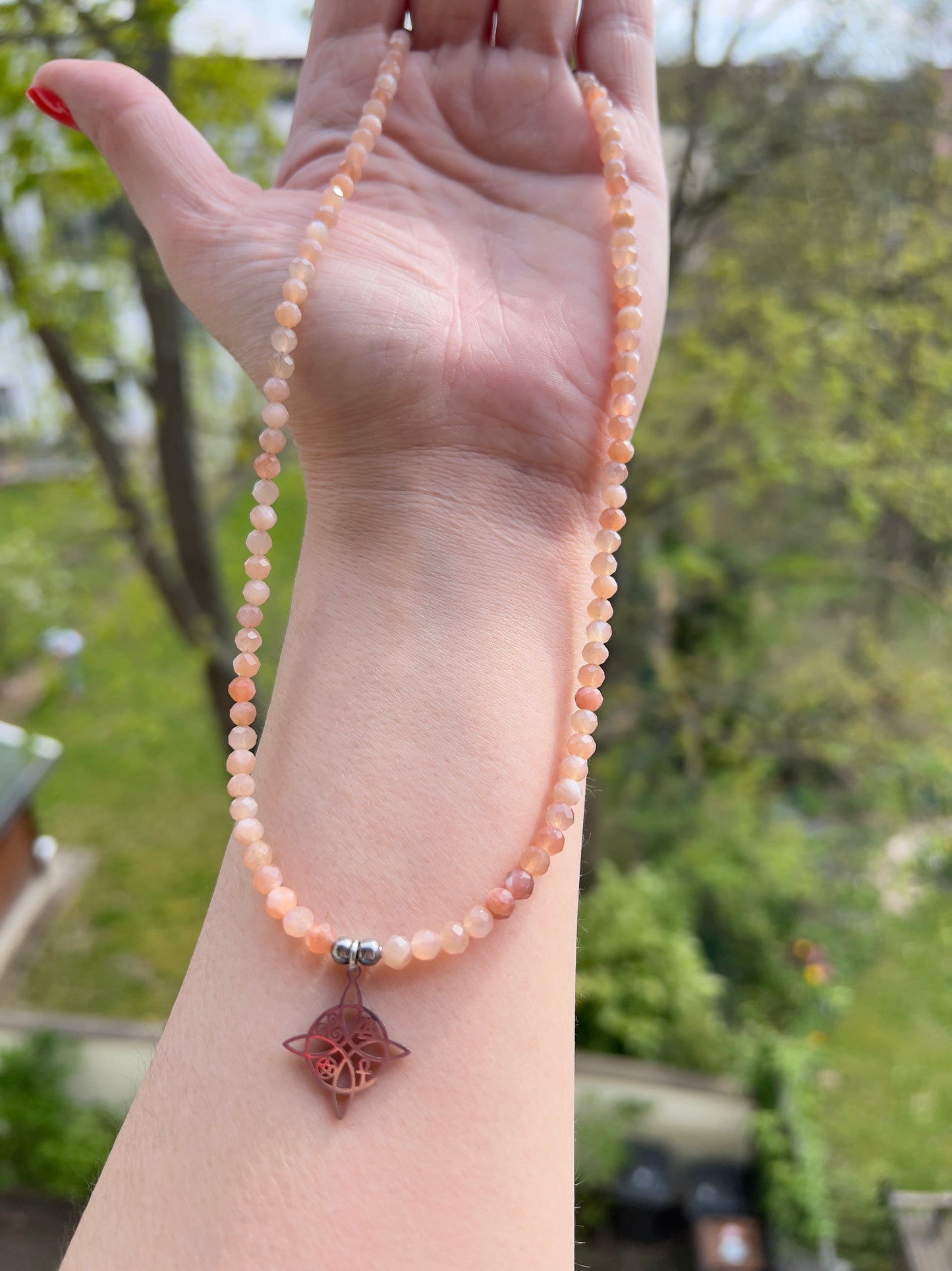 Facettierte Sonnenmondstein Kette (Peach Moonstone) 4 mm mit Hexenknoten | Edelstahl | 46 cm