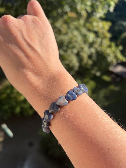 Armband mit Sodalith-Herz – Klarheit, Vertrauen & innere Stärke