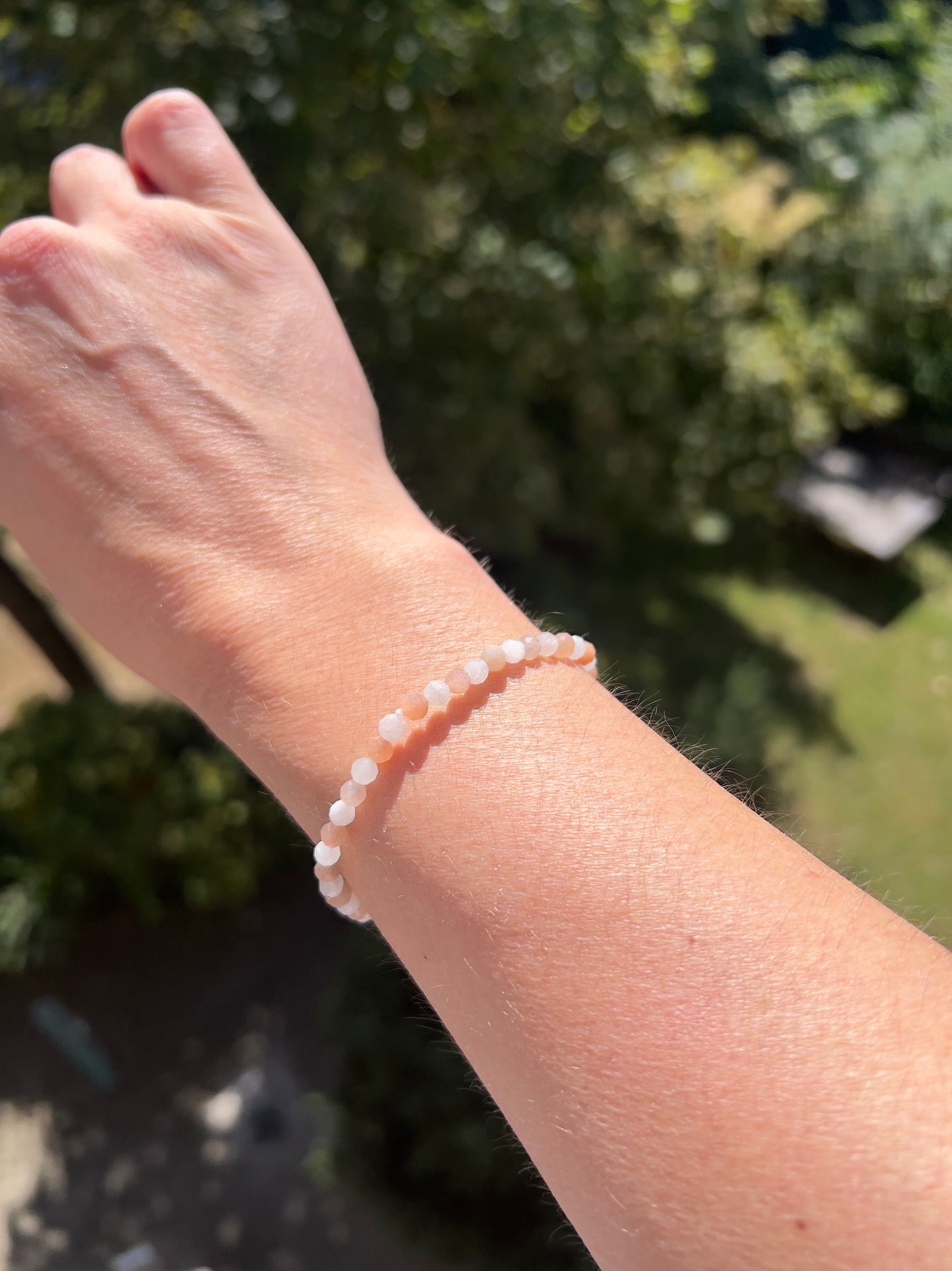 Armband aus facettiertem Mondstein & Sonnenmondstein – Intuition, Harmonie & Lebensfreude