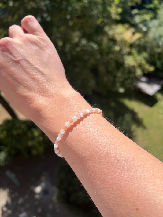 Armband aus facettiertem Mondstein & Sonnenmondstein – Intuition, Harmonie & Lebensfreude