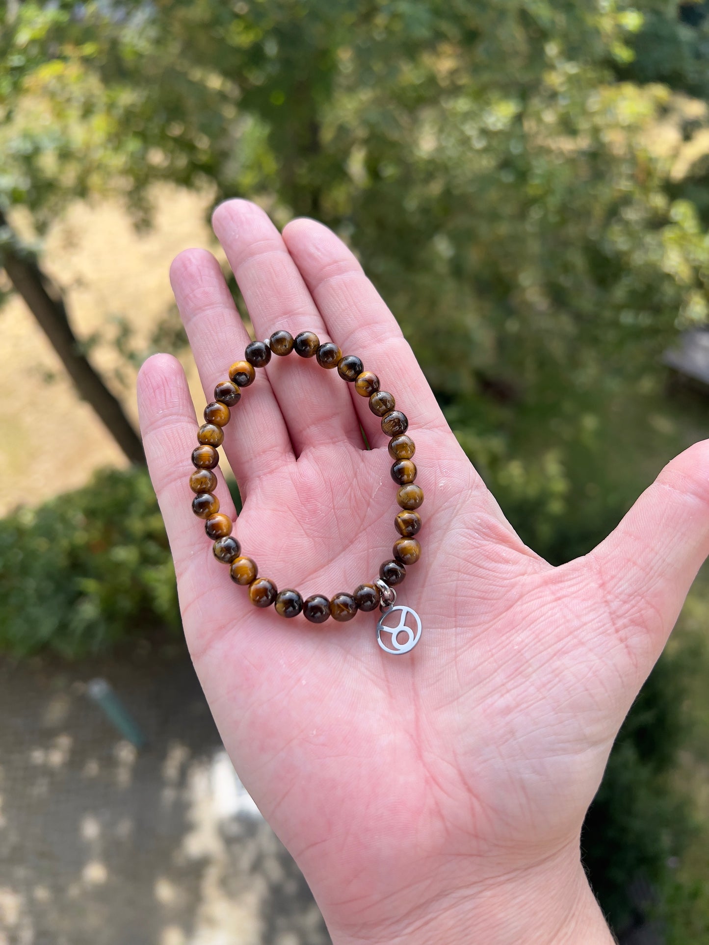 Sternzeichenarmband Stier – Tigerauge 6 mm mit Charme (Silber oder Gold wählbar)