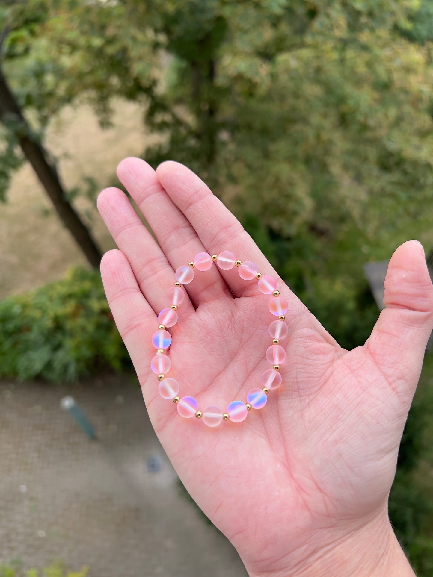 🌸 Armband „Rosé-Spiegelglanz Gold“ – Kristallglas mit blauem Flash & vergoldete Edelstahl-Details (8 mm) 🌸