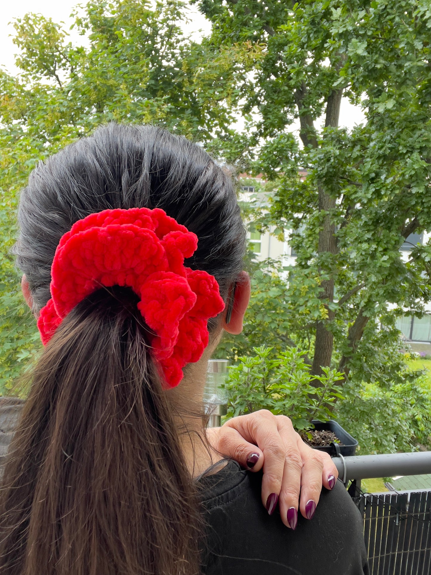 Handgehäkeltes Chenille-Scrunchie Rot – Weiches Haarband aus Chenille-Garn | Handmade by KATHARINA KLEE