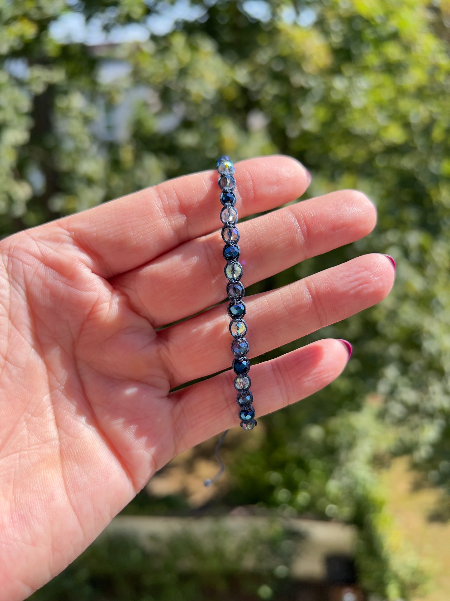 Handgeknüpftes Makramee-Armband mit facettierten Kristallperlen in Blau & Mint – verstellbar