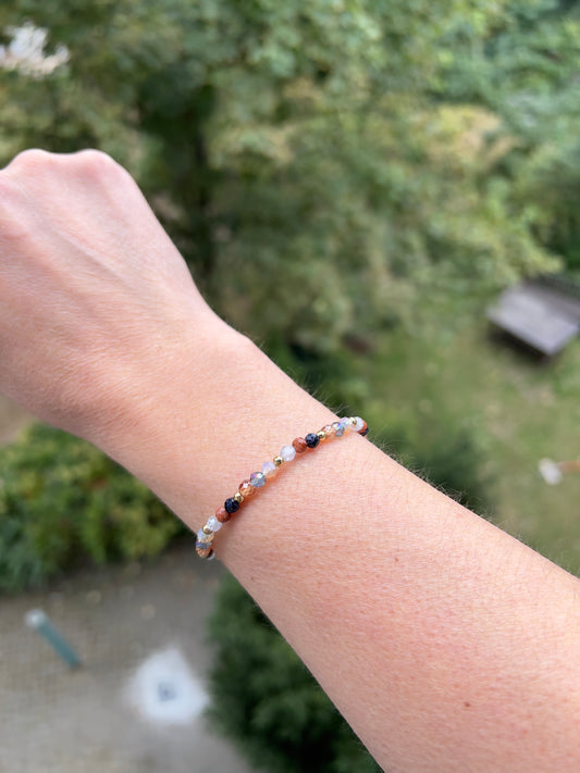 Facettiertes Edelstein-Armband der Harmonie – Goldfluss Blau, Golden Healer, Mondstein & Zirkonia, 4mm