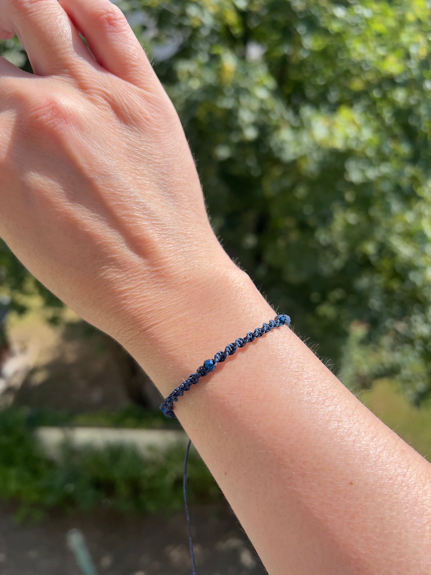 Handgeknüpftes Makramee-Armband Blau – Verstellbares Armband mit facettierten Kristallperlen