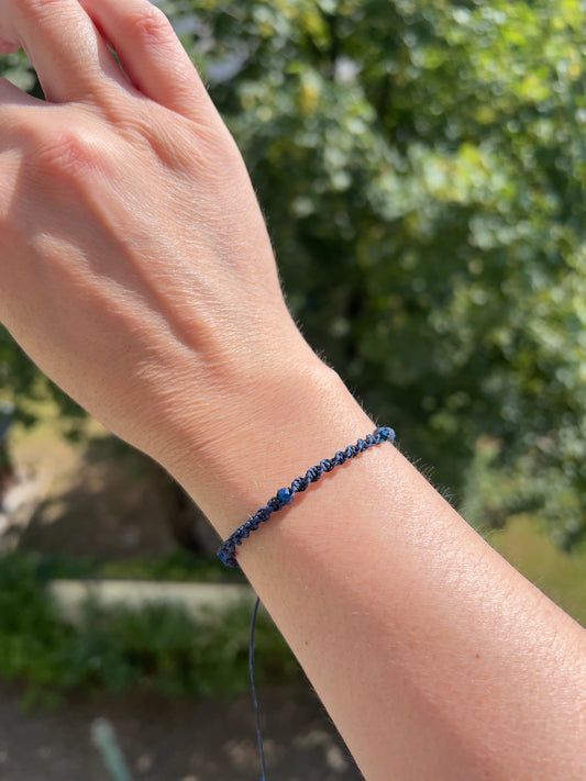 Handgeknüpftes Makramee-Armband Blau – Verstellbares Armband mit facettierten Kristallperlen