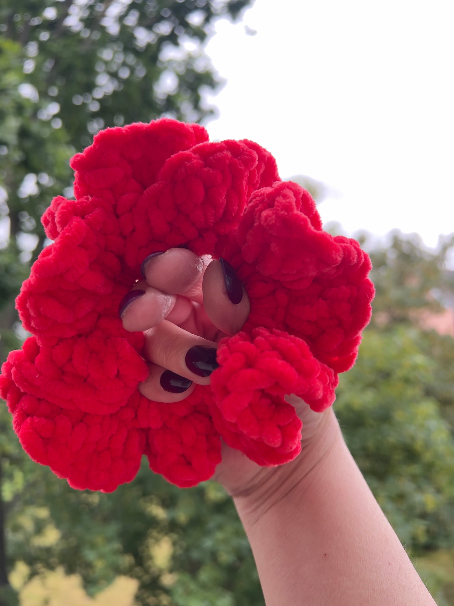 Handgehäkeltes Chenille-Scrunchie Rot – Weiches Haarband aus Chenille-Garn | Handmade by KATHARINA KLEE