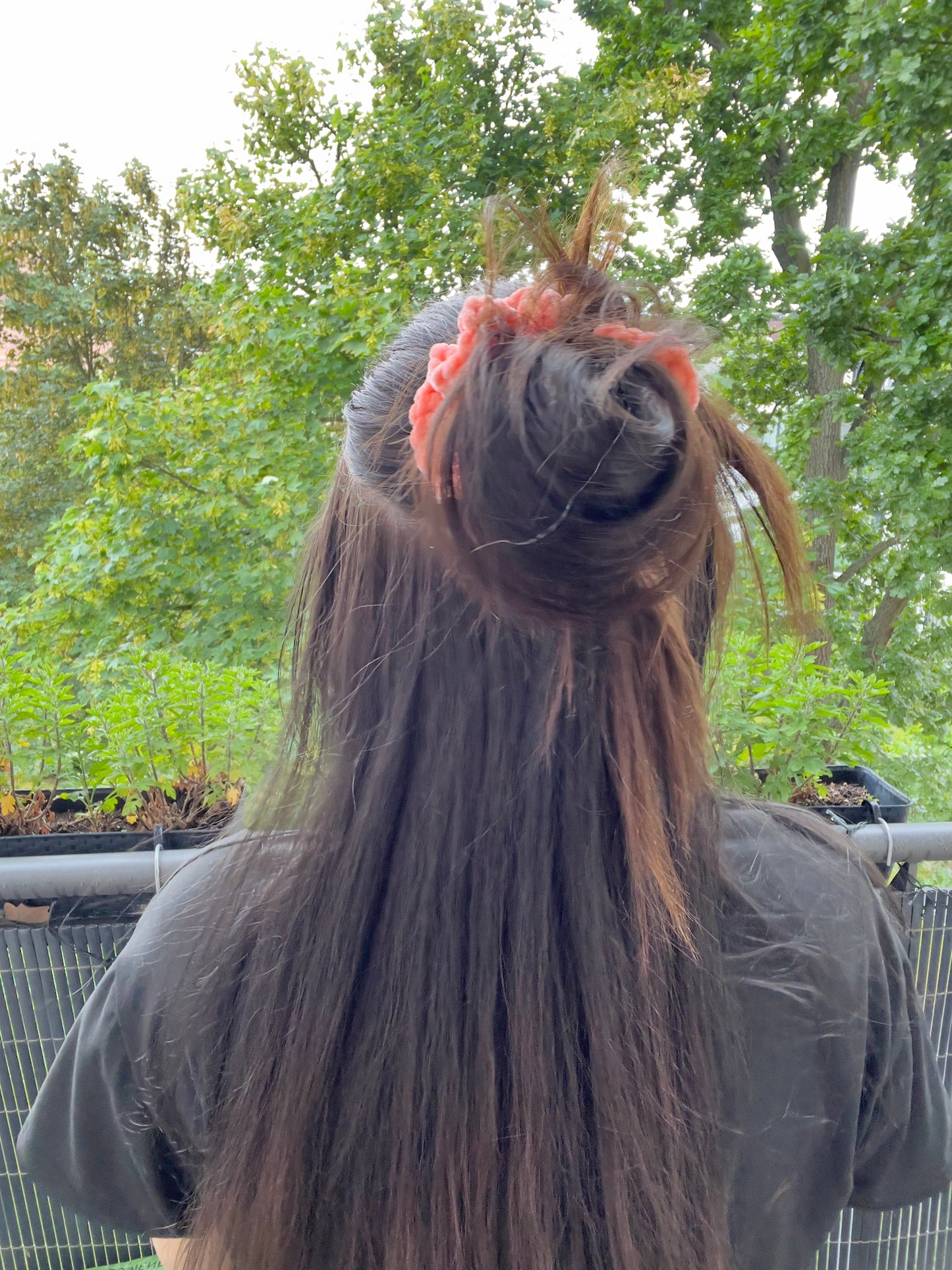 Handgehäkeltes Chenille-Scrunchie Peach – Flauschiges Haaraccessoire | Handmade by KATHARINA KLEE
