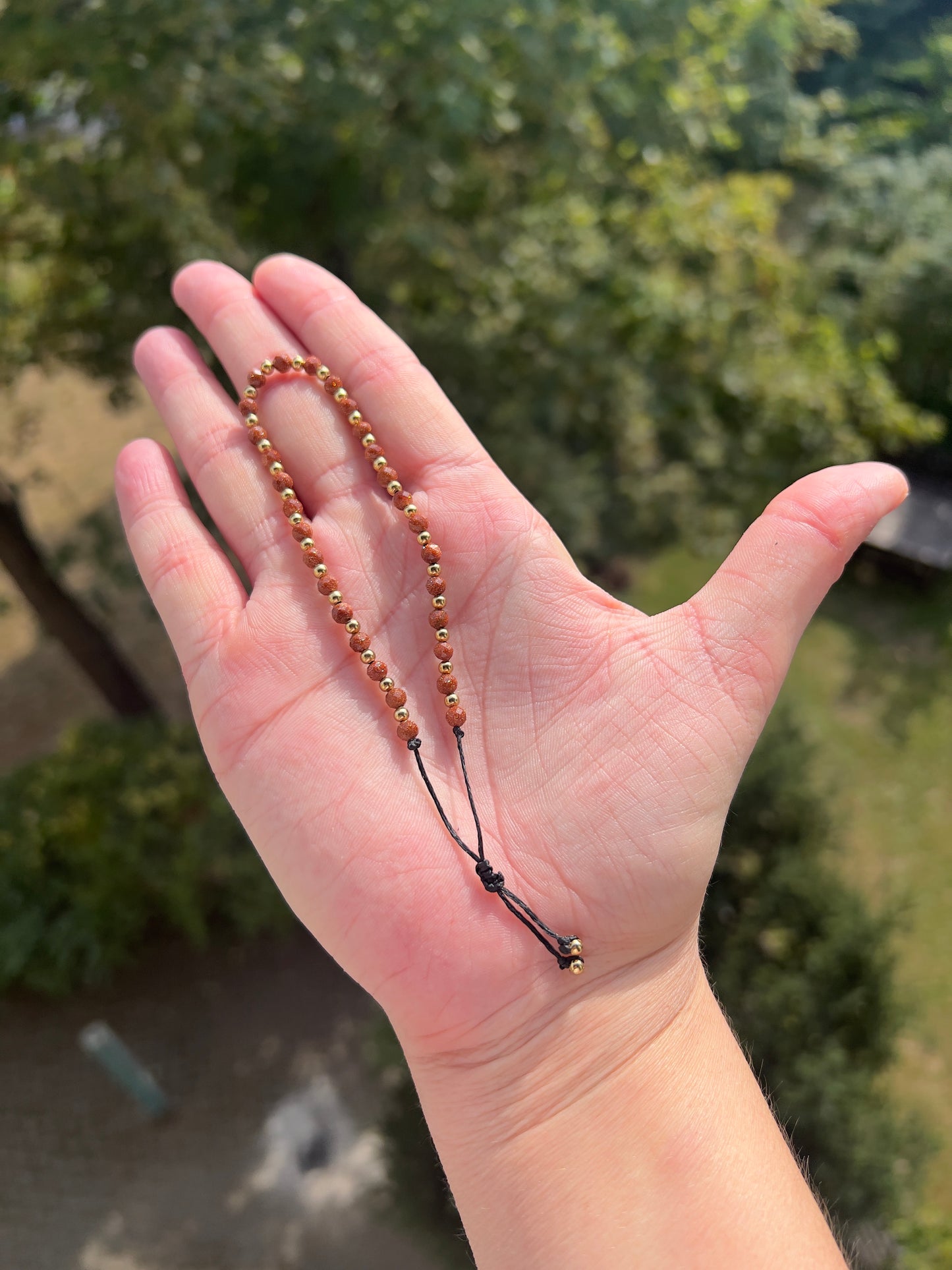 Golden Healer – Facettiertes Makramé-Armband (4 mm) mit vergoldeten Edelstahl-Abstandsperlen
