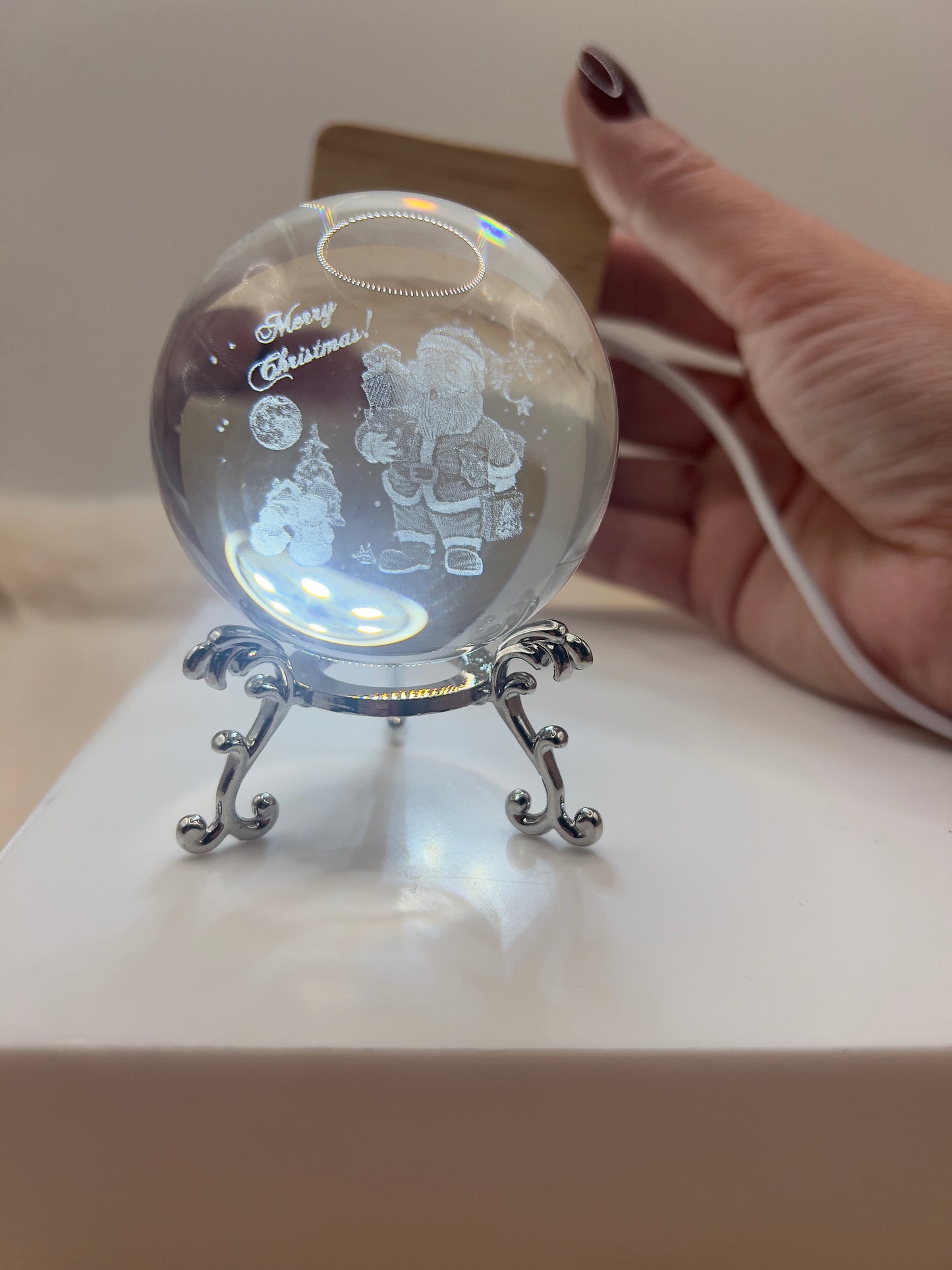 Kristallkugel „Merry Christmas“ – Weihnachtsmann | 3D Lasergravur | inkl. Ständer | Festliche Deko & Geschenkidee