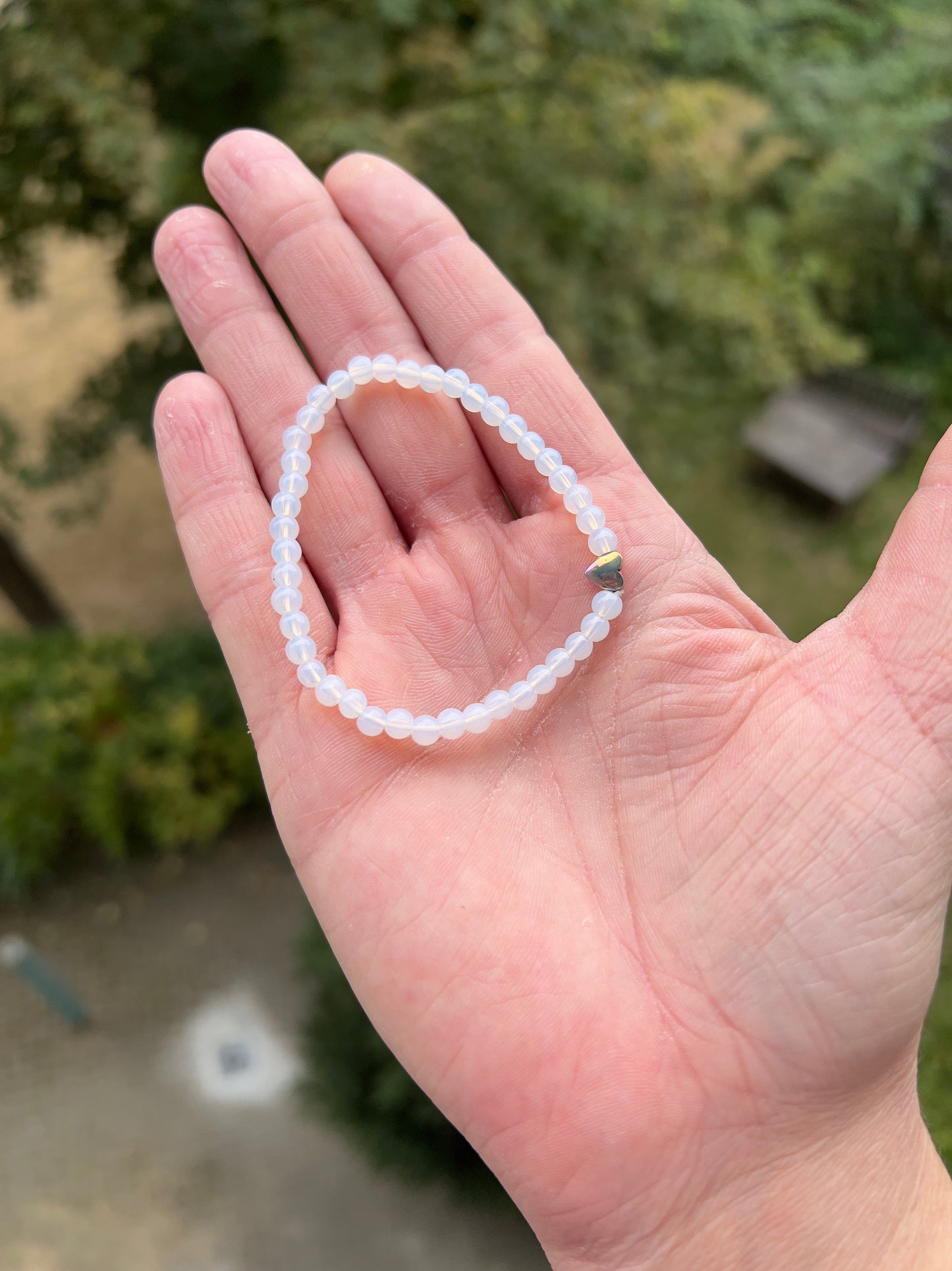 Opalit-Armband mit Hämatit-Herz (Aura-Beschichtung) – Klarheit & innere Stärke