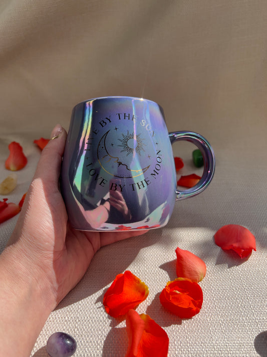 Lebe nach der Sonne, Liebe nach dem Mond – Schillernde Tasse 500 ml