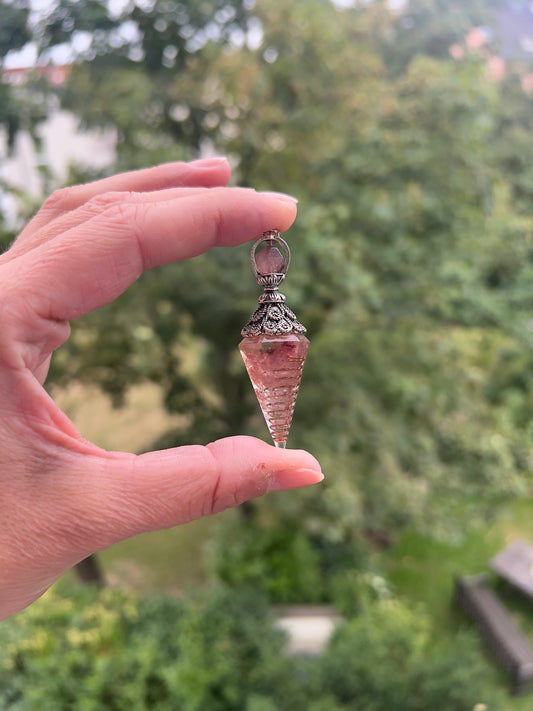 Erdbeerquarz Pendel mit eingefasster Perle & Kette - Lebensfreude & Herzensenergie ( 13 g ohne Kette )
