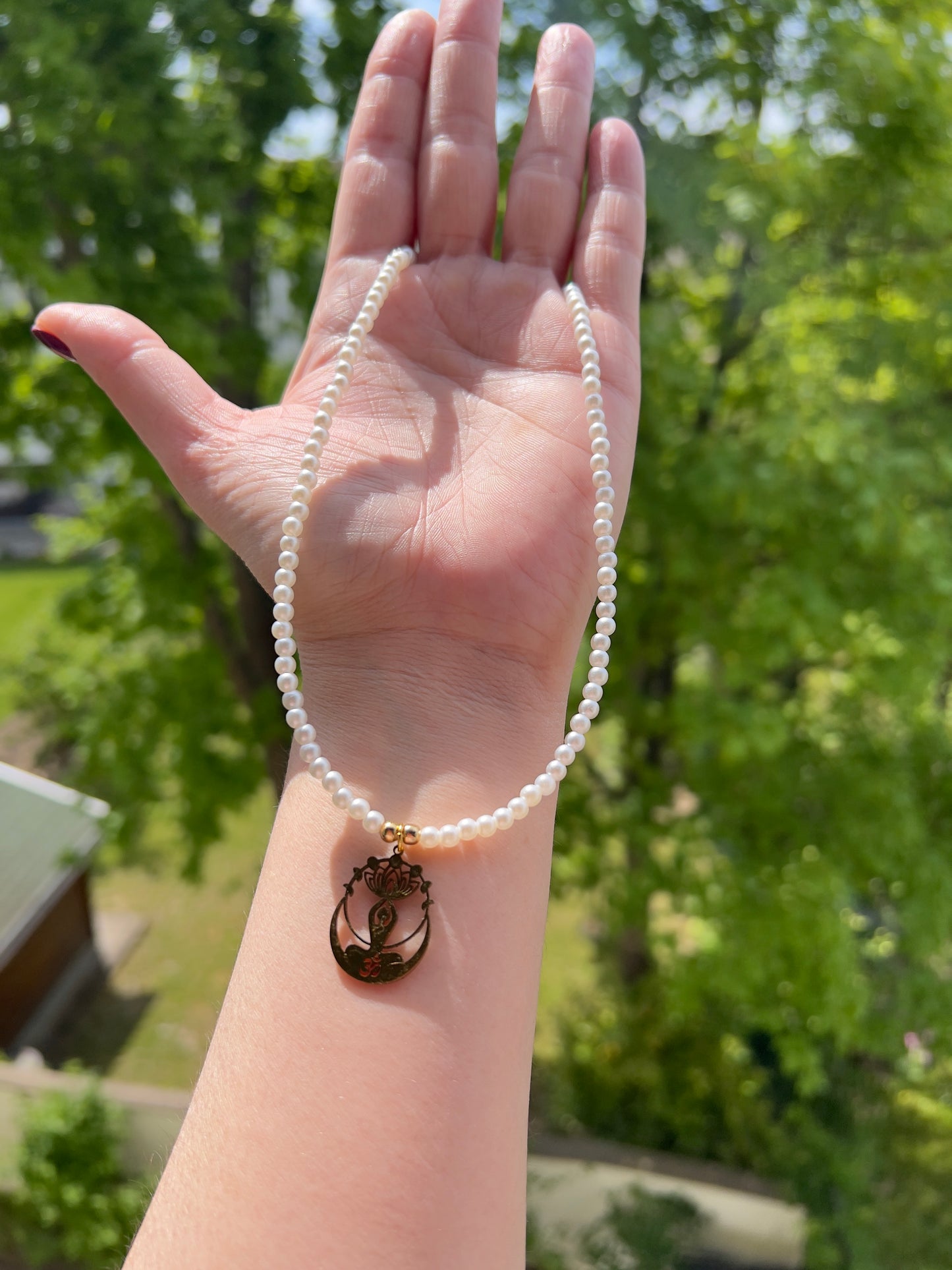 Choker-Kette mit Anezus-Perlen – synthetische Perlen | Edelstahl vergoldet | Yoga & Om Anhänger