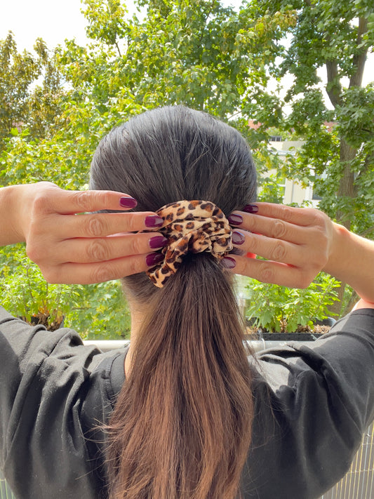 Samt-Scrunchie Leo – Weiches Haarband im trendigen Leoparden-Look