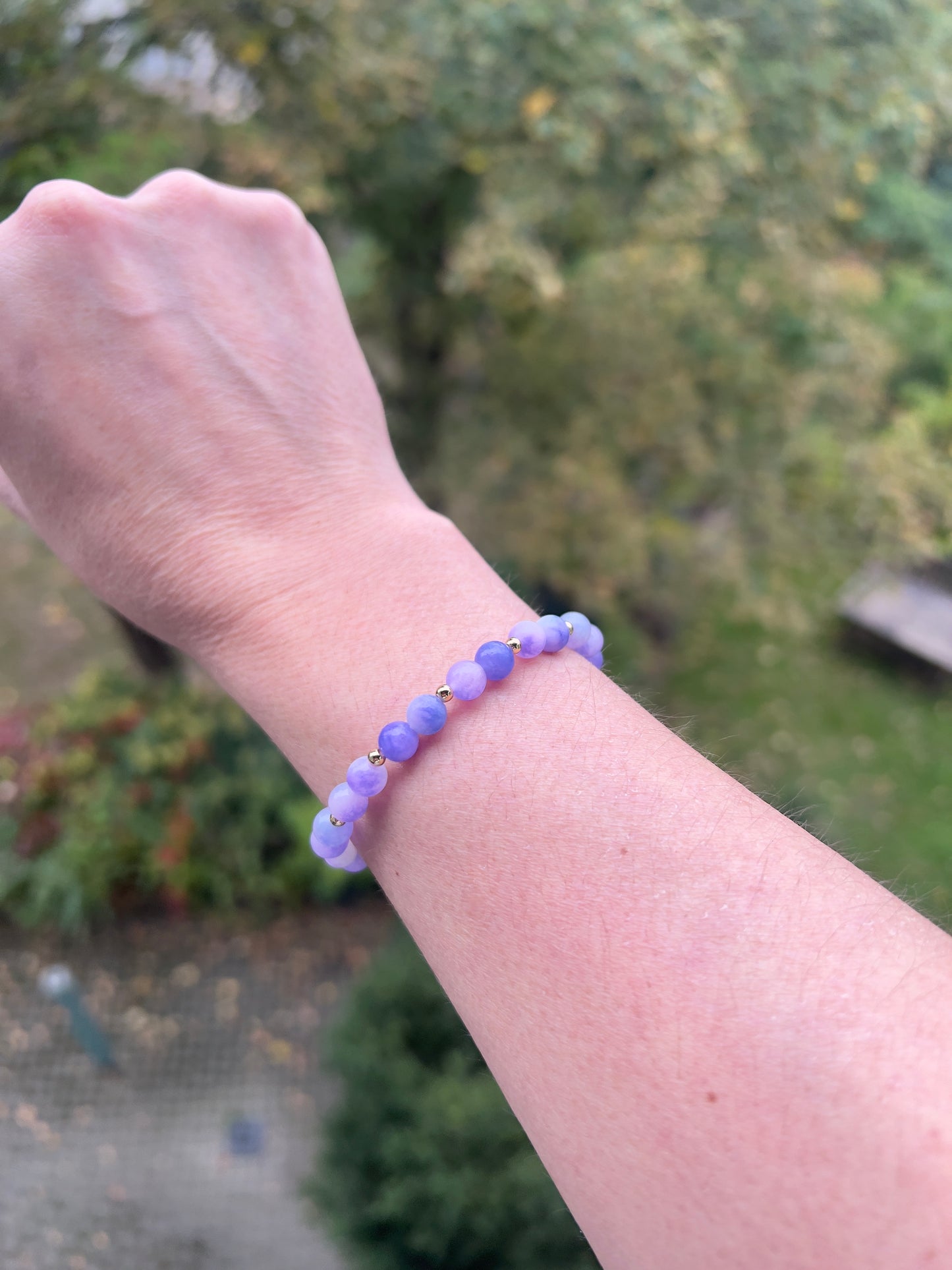 💜 Fliederzauber – Armband aus gefärbtem Chalcedon-Achat (6 mm)