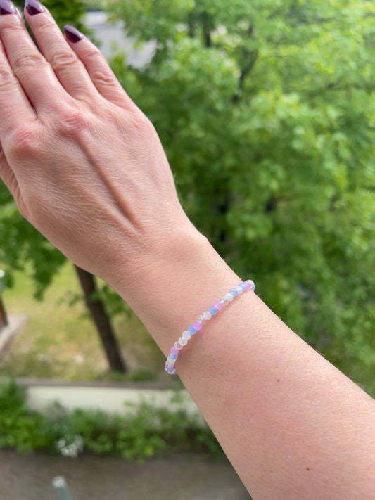 Facettiertes Kristallarmband Farbspiel Blau, Weiß & Lila – 4 mm | österreichischer Kristall | elastisch